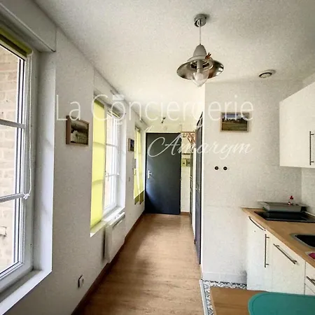 Apartment Studio A 300m De La De